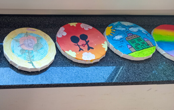 Einige Werke der Kinder die sie auf Leinwände gemalt haben.