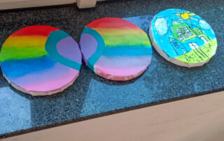 Einige Werke der Kinder die sie auf Leinwände gemalt haben.