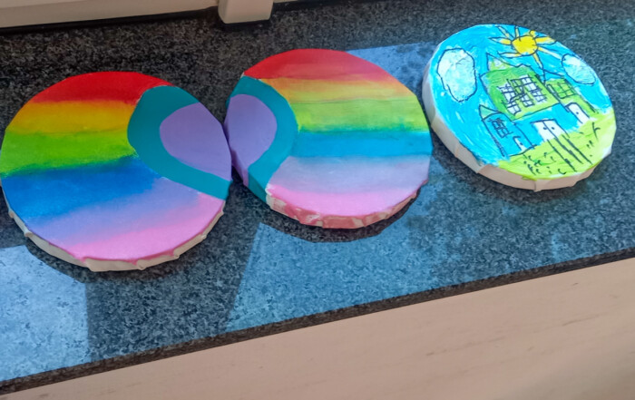 Einige Werke der Kinder die sie auf Leinwände gemalt haben.