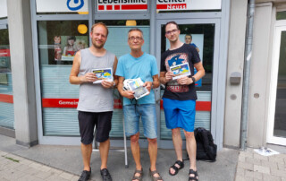 Ein Gruppenfoto der drei bestplatzierten der Lebenshilfe Neuss vor dem Lebenshilfe-Center.