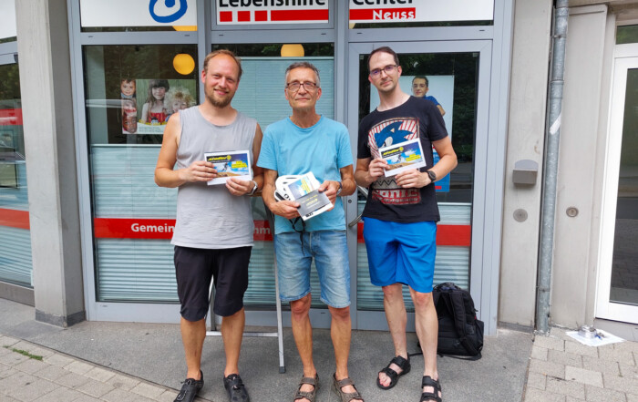 Ein Gruppenfoto der drei bestplatzierten der Lebenshilfe Neuss vor dem Lebenshilfe-Center.