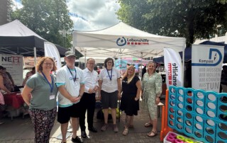 Ein Gruppenfoto an dem Lebenshilfe Neuss Stand.