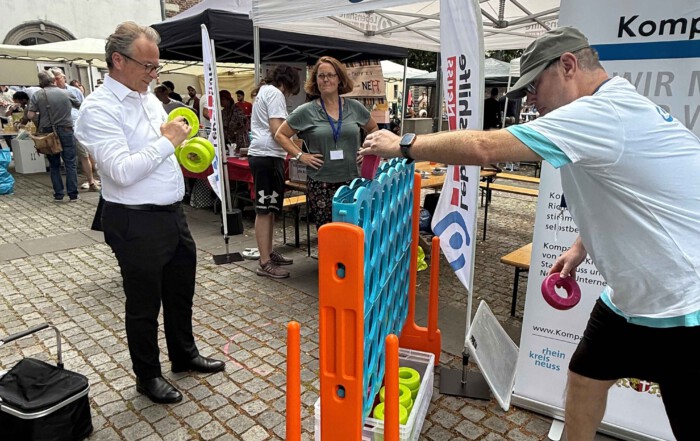 Mehrere Personen spielen das übergroße Vier-Gewinnt-Spiel.