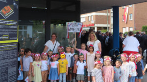 Die Kinder stehen zusammen für ein Gruppenfoto.