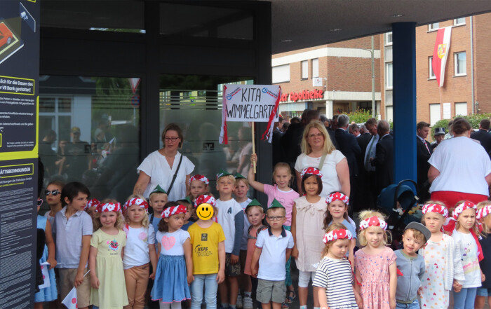 Die Kinder stehen zusammen für ein Gruppenfoto.