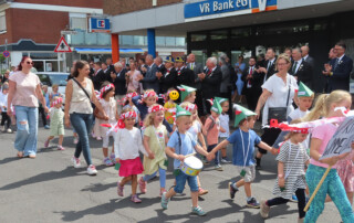 Mehrere Kinder laufen beim Umzug mit.