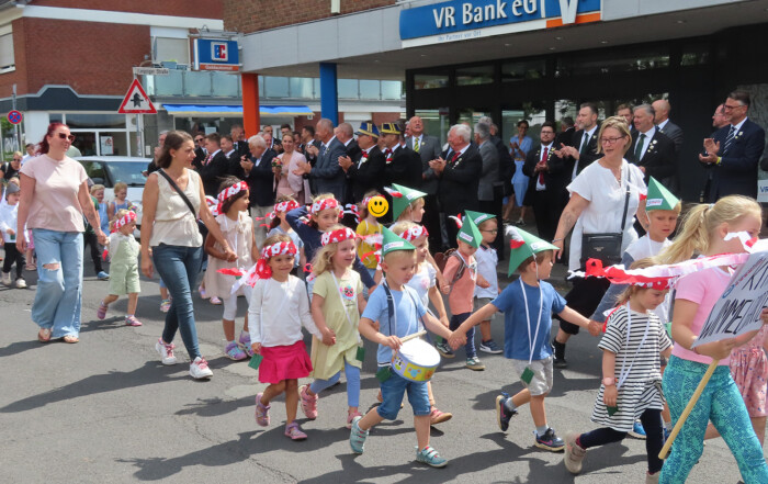 Mehrere Kinder laufen beim Umzug mit.