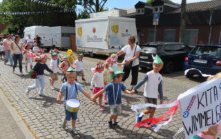 Mehrere Kinder laufen beim Umzug mit.
