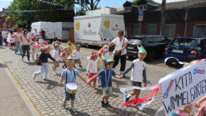 Mehrere Kinder laufen beim Umzug mit.