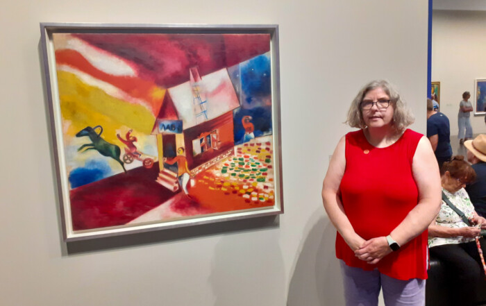 Eine Bewohnerin steht vor einem Gemälde von Marc Chagall.