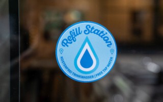 Ein Bild von einem Refill-Station Sticker.