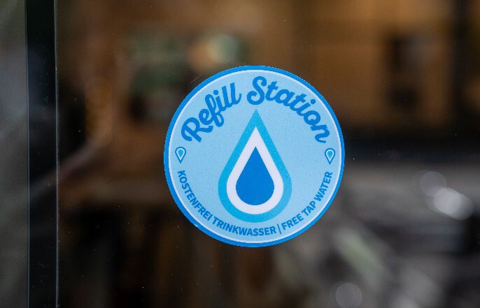 Ein Bild von einem Refill-Station Sticker.