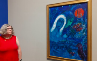 Eine Bewohnerin betrachtet ein Gemälde von Marc Chagall.