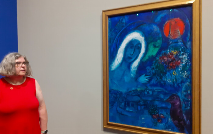 Eine Bewohnerin betrachtet ein Gemälde von Marc Chagall.