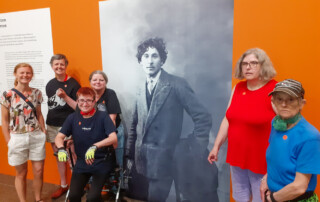 Ein Gruppenfoto in der Ausstellung.