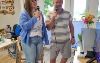Zwei Personen singen zusammen.