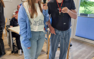 Zwei Personen singen zusammen.