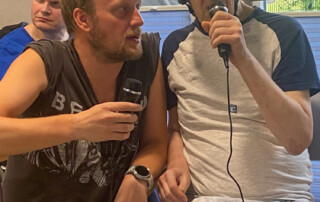 Zwei Personen singen zusammen.