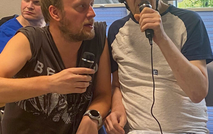 Zwei Personen singen zusammen.