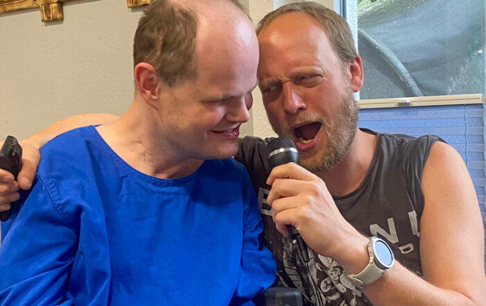 Zwei Personen singen zusammen.