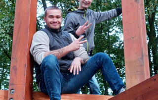 Zwei glückliche Personen auf einem Hochgerüst