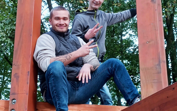 Zwei glückliche Personen auf einem Hochgerüst