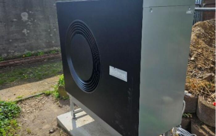 Eine Wärmepumpe auf der Baustelle