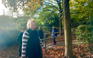 Ein Bild einer Bewohnerin in einem Park.