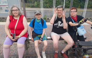 Ein Gruppenfoto der Bewohnenden im Sozialraum.