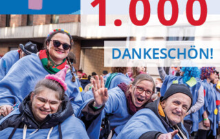 Text "Über 1000" und "Dankeschön" vor einem Gruppenbild.