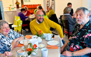 3 Personen am Tisch.