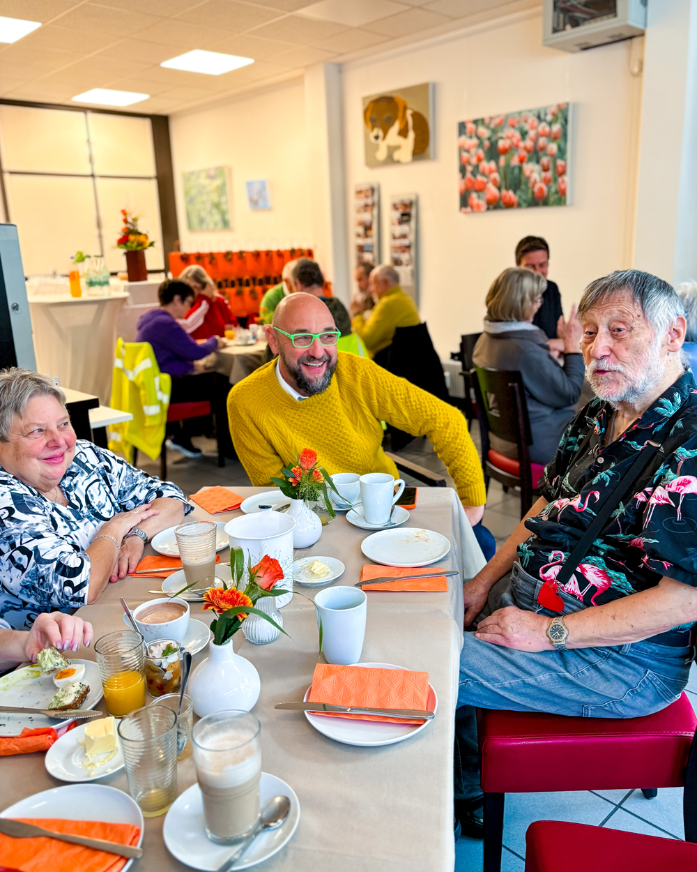 3 Personen am Tisch.