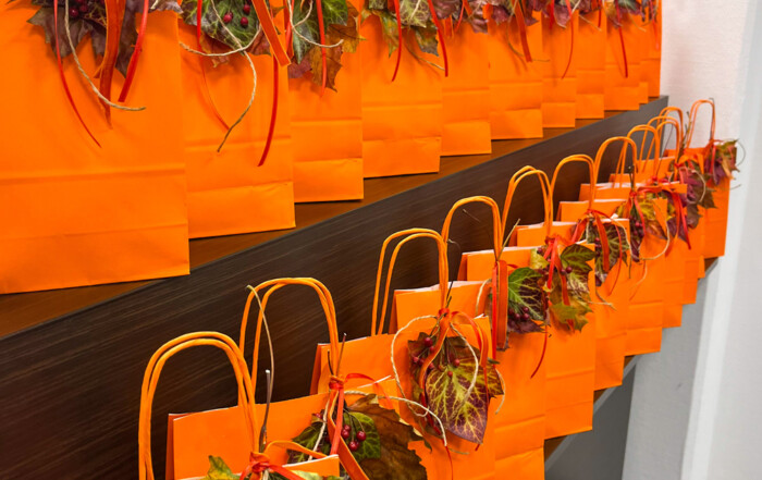 Viele orangene Tüten.