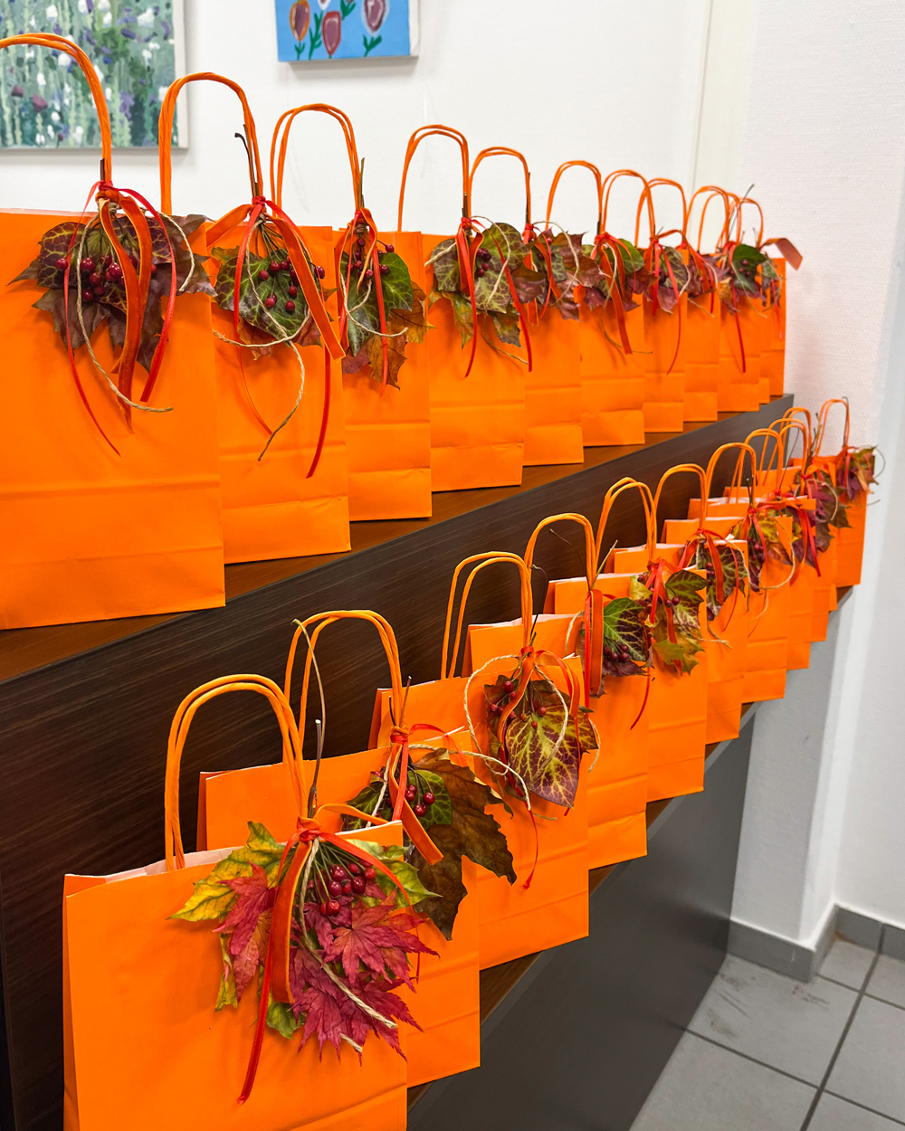 Viele orangene Tüten.