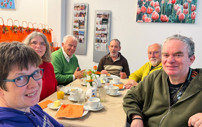 Eine Gruppe am Tisch.