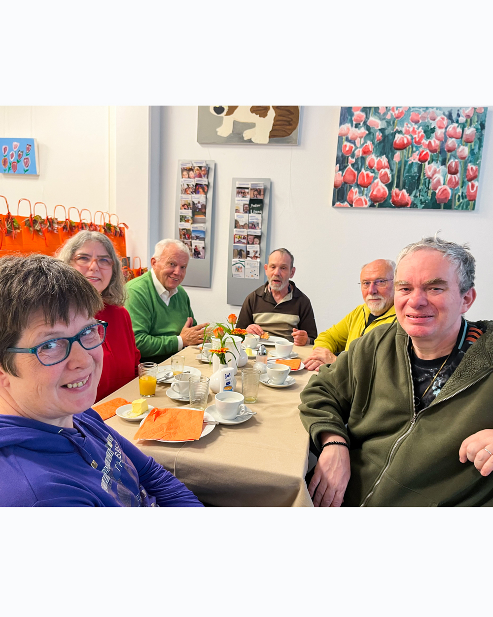 Eine Gruppe am Tisch.