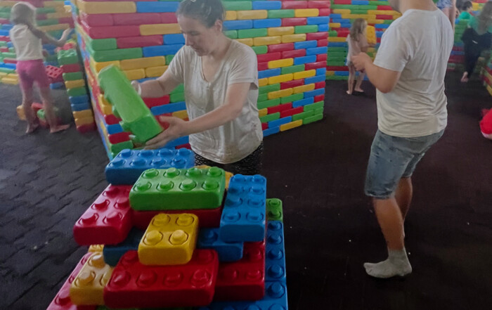 Eine Person spielt mit großem Lego