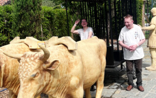 Zwei Menschen mit Statuen