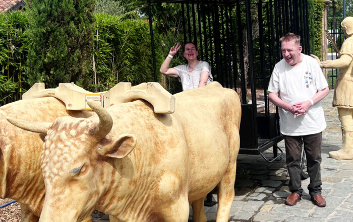 Zwei Menschen mit Statuen