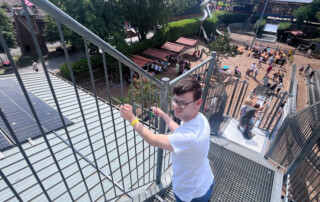 Ein Mann in einem Park