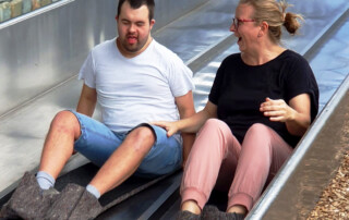 Zwei Personen rutschen