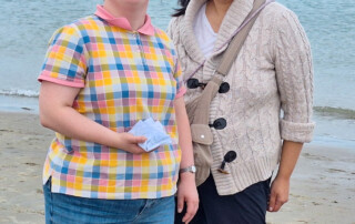 Zwei Frauen am Strand.