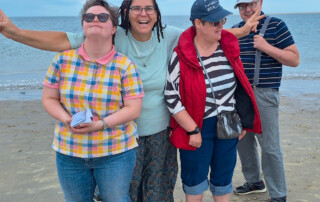 Eine Gruppe am Strand.