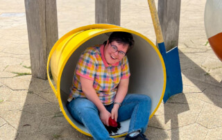 Eine Frau sitzt in einer Röhre.