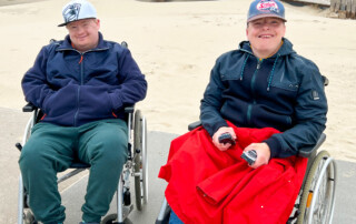 Zwei Männer am Strand.