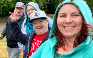 Eine Gruppe macht ein Selfie.