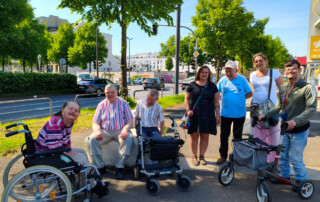 Ein Gruppenfoto der Bewohnenden im Sozialraum.