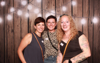3 Frauen lächeln in die Kamera.