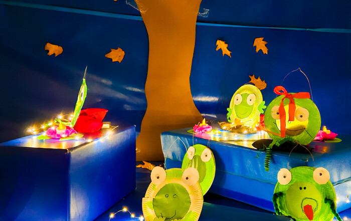 Die Laternen liegen auf Dekoriertem Hintergrund ausgestellt.