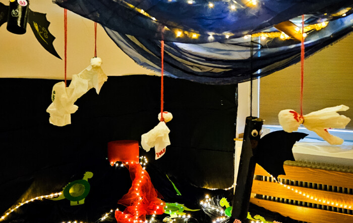 Ein dekoriertes Zimmer.